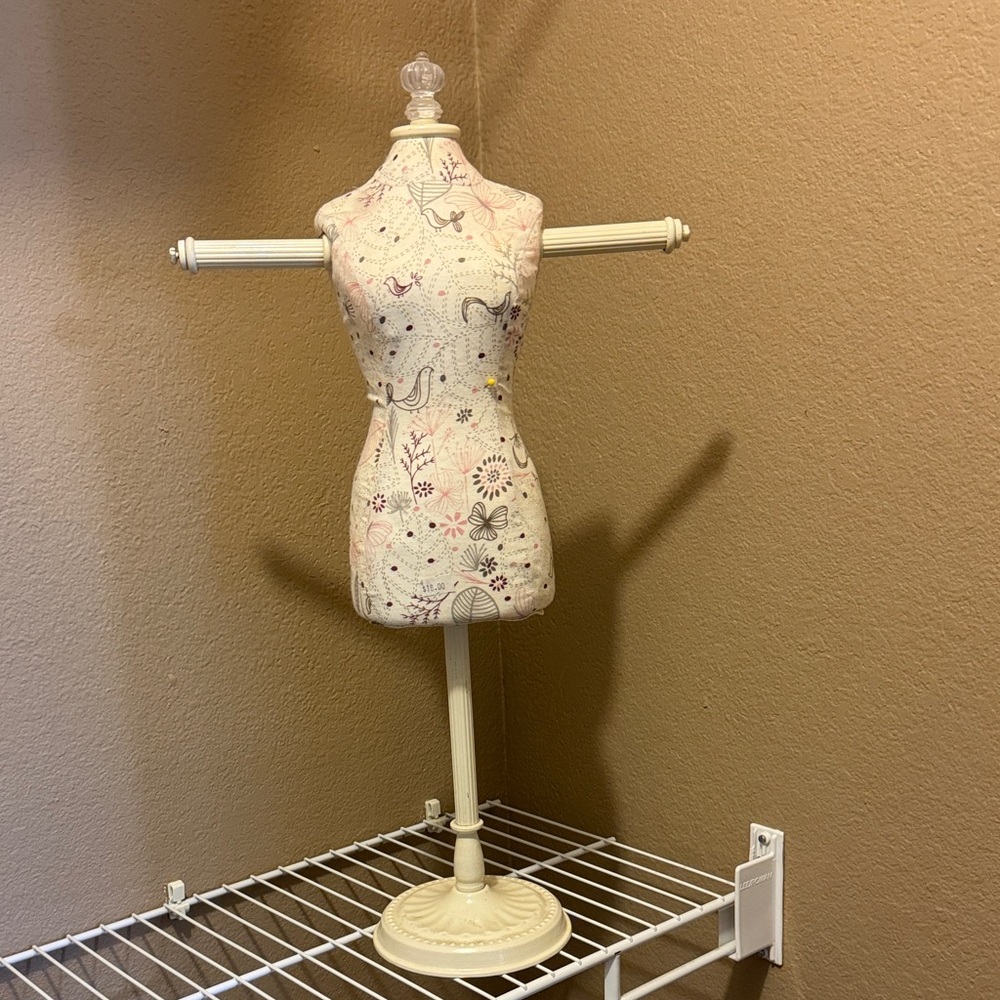 Floral Patterned Jewelry Display Stand